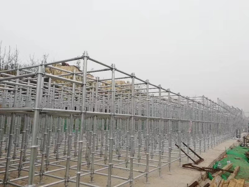 搭建腳手架橫向掃地桿與縱向掃地桿時，怎么設置好？ (圖1)